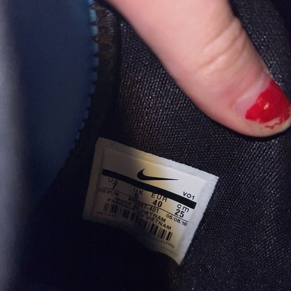 Nike shoes - Picture 4 of 4